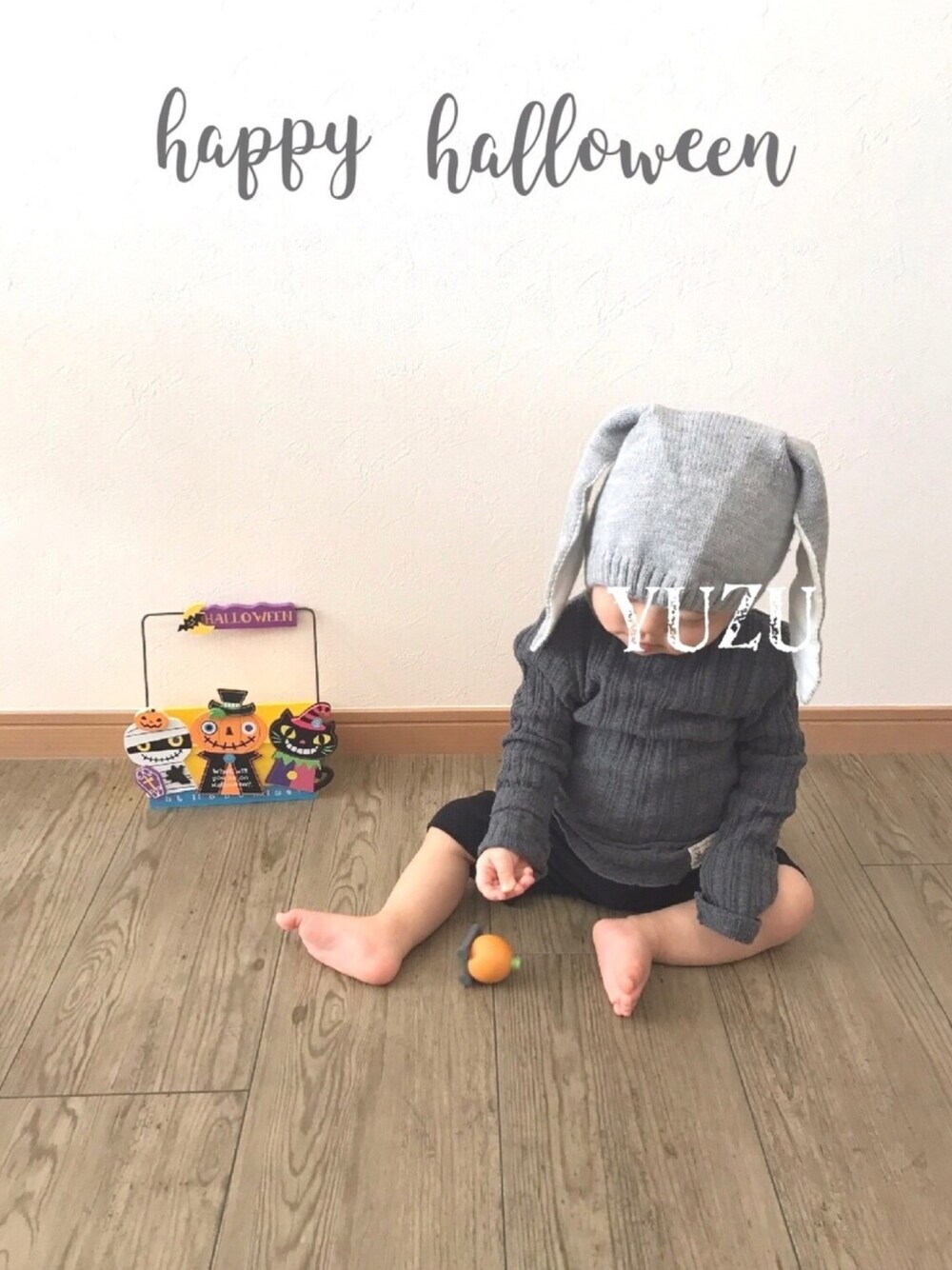 グレー系のTシャツ/カットソー、ブラック系のパンツ、その他のその他を着用したキッズの秋コーディネートの1枚目の写真