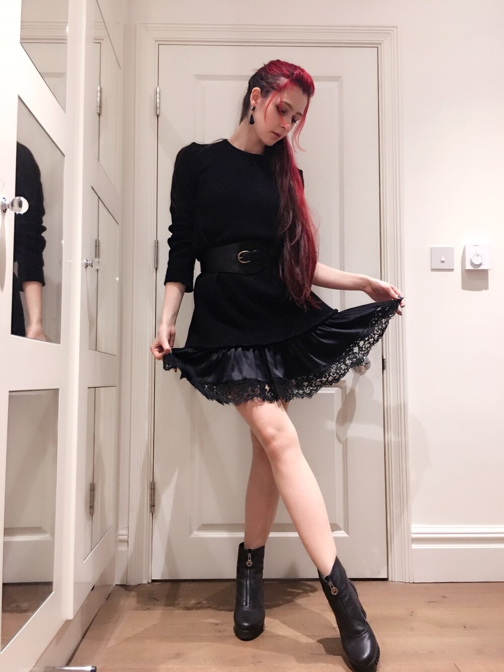 「大人カジュアル、スカート、スカートスタイル、シンプル、ブラック、ブラックコーデ、ミニスカート、黒、ヒール」｜「easy by loribluのアイテム（シューズ、ブラック系）」を使った、サリエさん（レディース・170cm）の冬コーディネートの1枚目の写真