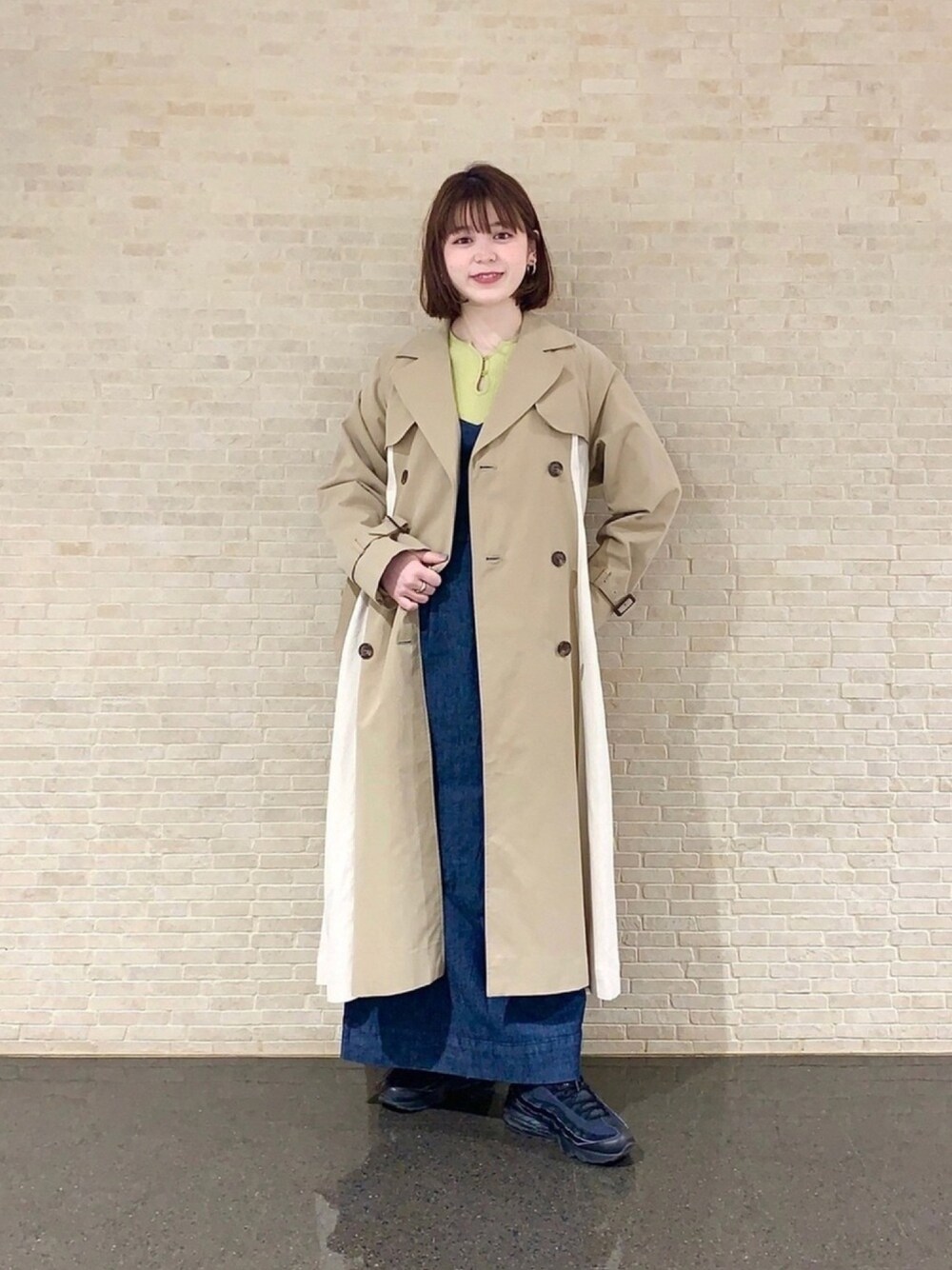 「Ray BEAMS、NIKE、トレンチコート、LEE」｜「Ray BEAMSのRay BEAMS / イソザイ キリカエ トレンチコート（トレンチコート、ベージュ系）」を使った、ぽちさん（レディース・158cm）の春コーディネートの1枚目の写真