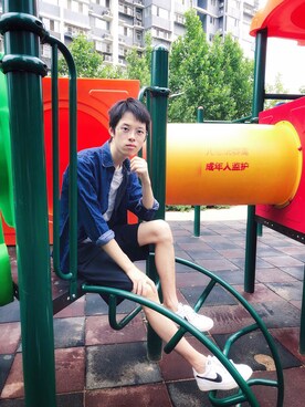 「H&M（エイチ・アンド・エム）のアイテム（Tシャツ/カットソー、グレー系）」を使った、多崎作和他さん（メンズ・172cm）の夏コーディネート