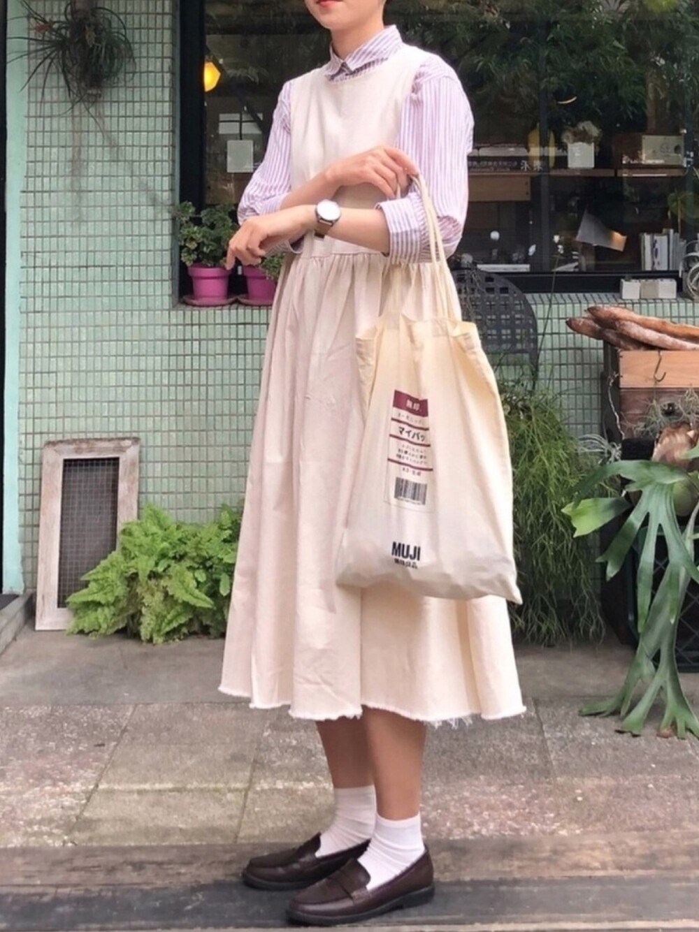 「ootdtw、ootd、MUJI、UNIQLO、komono」｜「無印良品のアイテム（ショルダーバッグ、ベージュ系）」を使った、just an outfit diaryさん（レディース・168cm）の春コーディネートの1枚目の写真