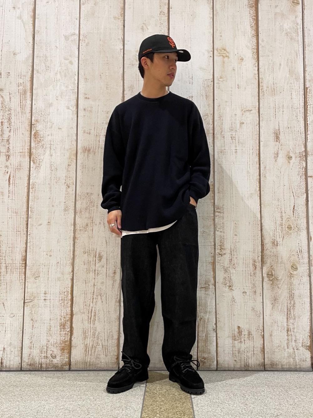 ブラック系のデニムパンツ、ブラック系のモカシン/デッキシューズ、ブラック系のTシャツ/カットソーを着用したメンズの夏コーディネートの1枚目の写真