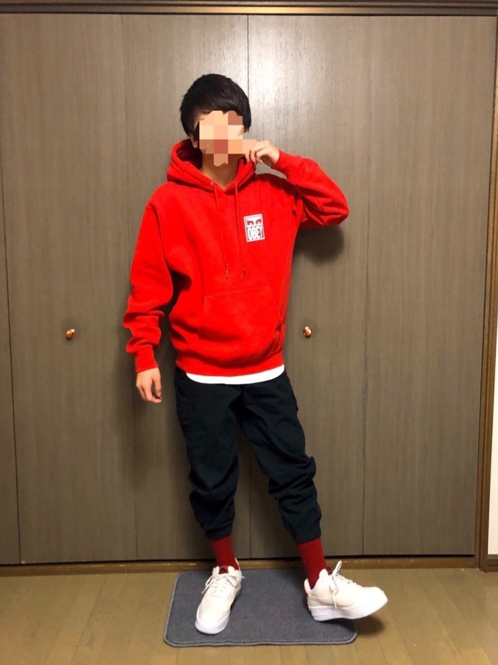 「春コーデ、赤、ストリート、スポーツミックス、カーゴジョガーパンツ、OBEY、ユニクロ、NIKE、おしゃれさんと繋がりたい、いいね、save、フォローお願いします🤑」｜「OBEYのアイテム（パーカー、レッド系）」を使った、rataさん（メンズ・168cm）の春コーディネートの1枚目の写真