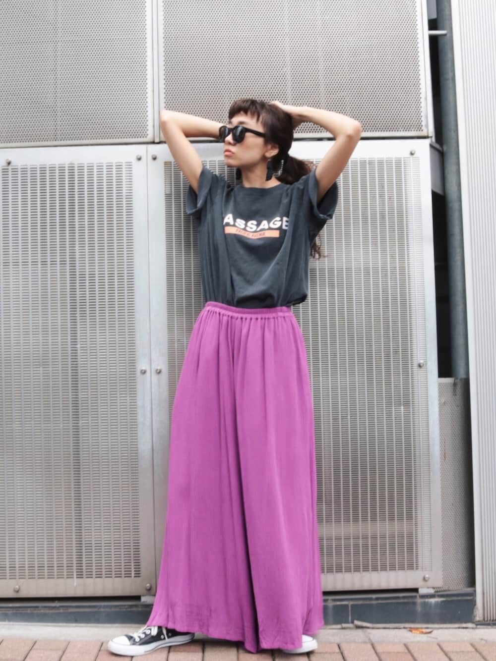 「ロゴTee、シンプルコーデ、大人カジュアル、ラフ、TEE、夏、ootd」｜「Ungridの楊柳ガーゼフレアパンツ（その他パンツ、パープル系）」を使った、Ungrid STAFFさん（レディース・164cm）の春コーディネートの1枚目の写真