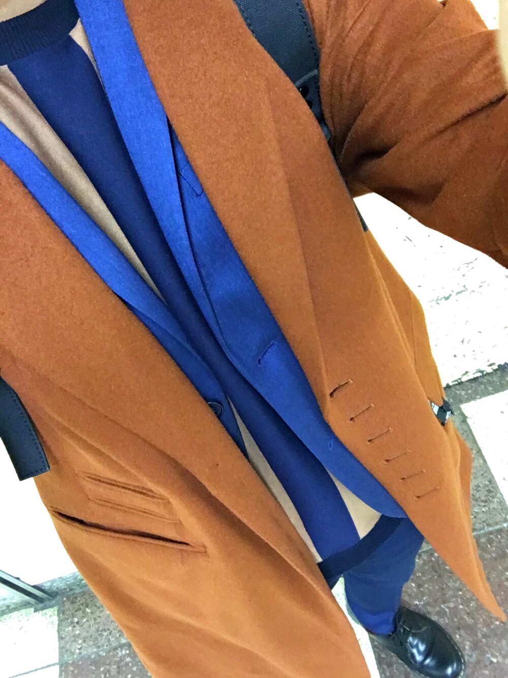 「SHAREEFのCHESTER COAT（チェスターコート、オレンジ系）」を使った、だっしゅさん（メンズ・172cm）の冬コーディネートの1枚目の写真