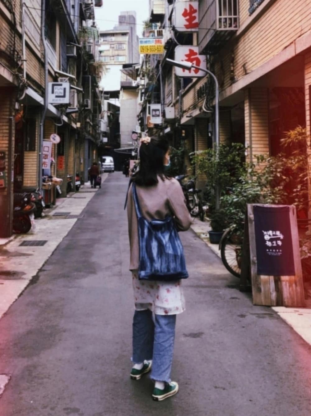 「永樂市場、三樓、ootd、大學穿搭、大稻埕、永樂市場三樓、輔大織品、FJUTC、yongle3f、カバン」｜「永樂市場·三樓訂製のアイテム（ショルダーバッグ、ブルー系）」を使った、永樂市場·三樓訂製さん（レディース・165cm）の春コーディネートの1枚目の写真