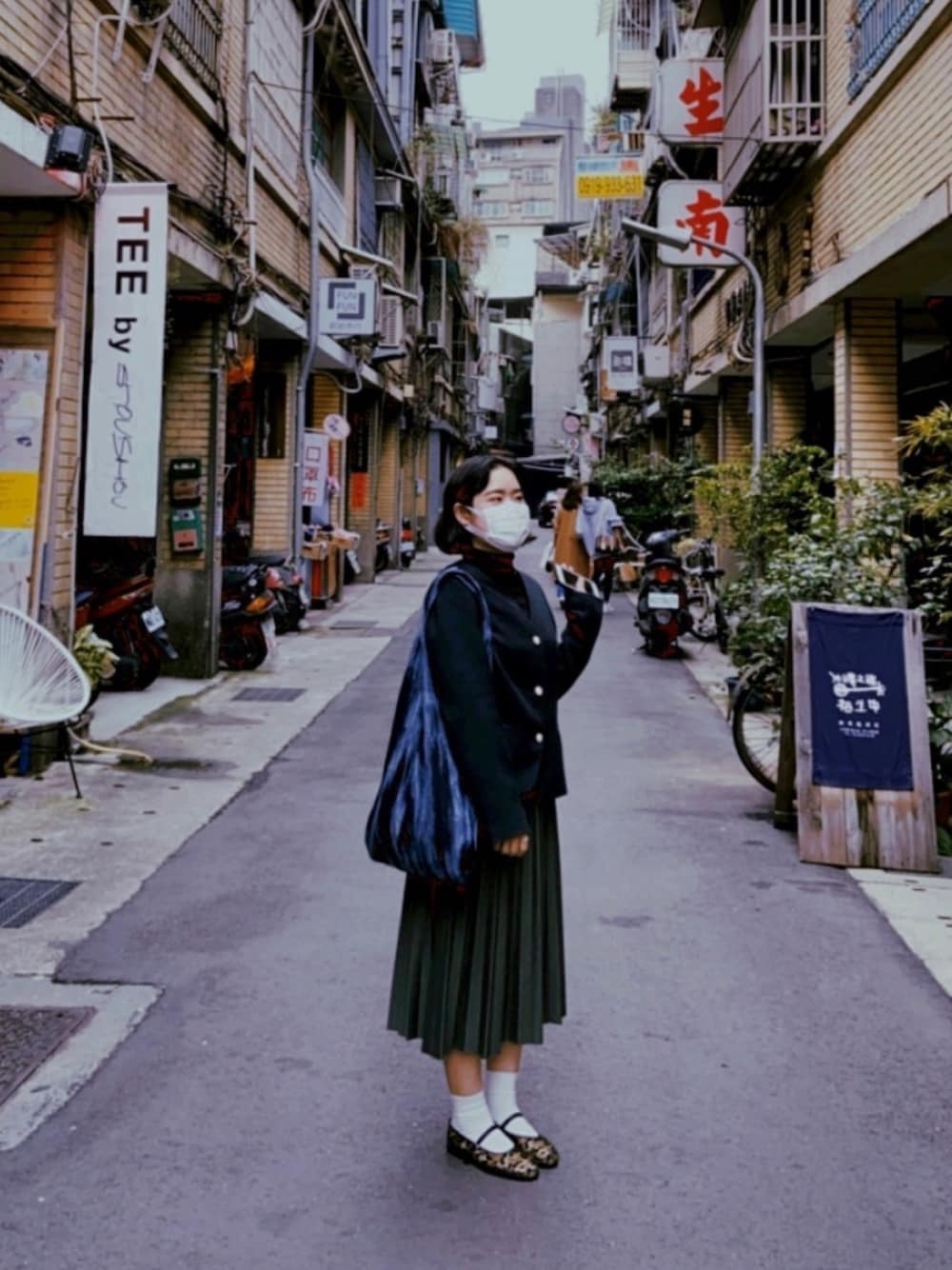 「永樂市場三樓、訂製、ootd、大學生、永樂市場、三樓、輔大織品、FJUTC、yongle3f、カバン」｜「永樂市場·三樓訂製のアイテム（ショルダーバッグ、ブルー系）」を使った、永樂市場·三樓訂製さん（レディース・165cm）の春コーディネートの1枚目の写真