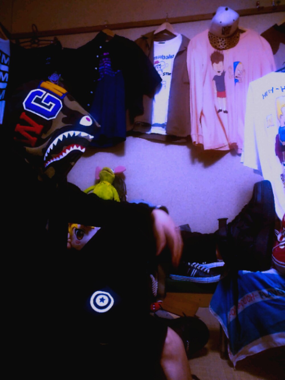 「ストリート、A BATHING APE、サメパーカー」｜「A BATHING APEのアイテム（パーカー、その他）」を使った、高田ユウキさん（メンズ・179cm）の春コーディネートの1枚目の写真