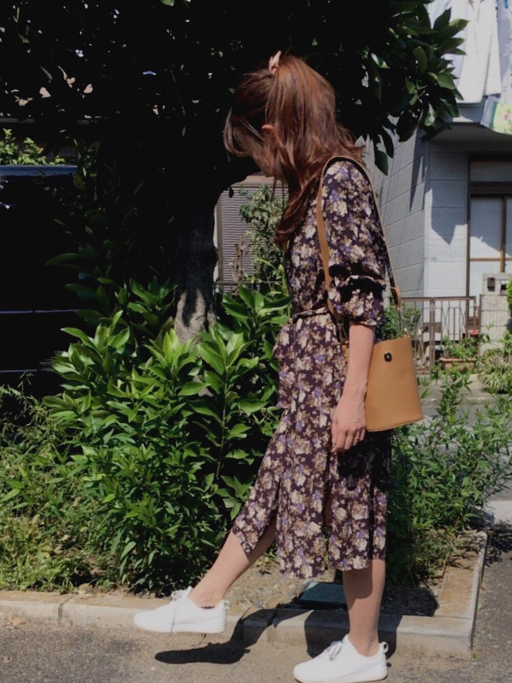 「秋コーデ、花柄ワンピース、花柄、ガウン、大人カジュアル、スニーカー、アディダス、大人ガーリー、ネイビー、GU」｜「GUのアイテム（シャツワンピース、ブルー系）」を使った、 🌼 𝕞 𝕚 𝕟 𝕒 🌼さん（レディース・163cm）の秋コーディネートの1枚目の写真