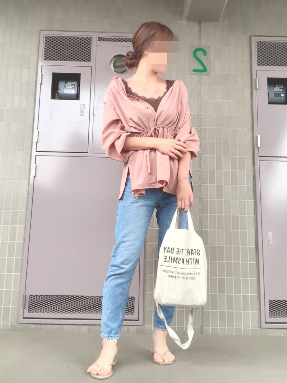 「オトナカジュアル、パンツスタイル、プチプラ、デニムパンツ、ブラウス、ビーチサンダル、トートバッグ、ママコーデ、テーパードデニム、しまむら」｜「しまむらのアイテム（シャツ/ブラウス、ピンク系）」を使った、 🌼 𝕞 𝕚 𝕟 𝕒 🌼さん（レディース・163cm）の夏コーディネートの1枚目の写真