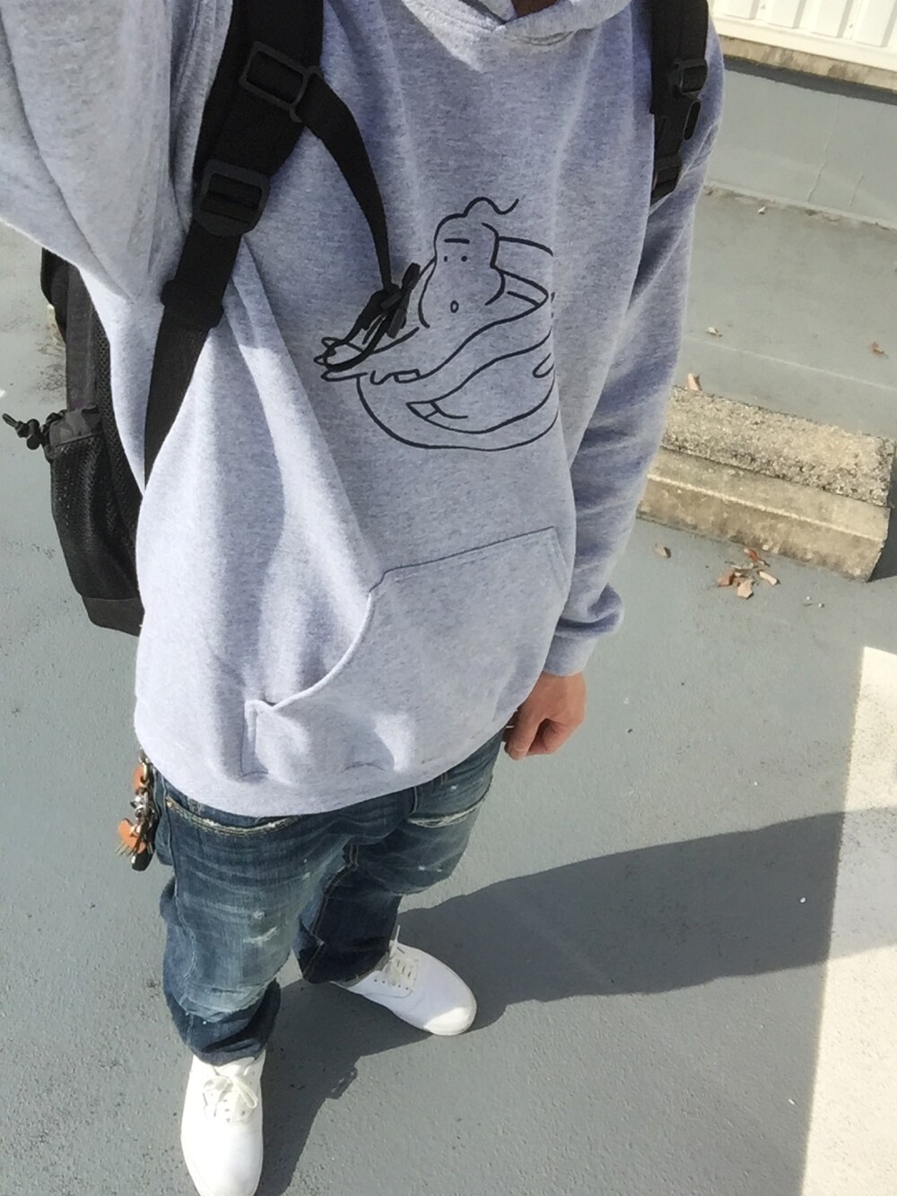 グレー系のその他アウター、その他のデニムパンツ、ホワイト系のスニーカーを着用したメンズの冬コーディネートの1枚目の写真