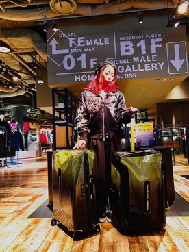 DIESELのスーツケース/キャリーバッグを使った人気ファッション