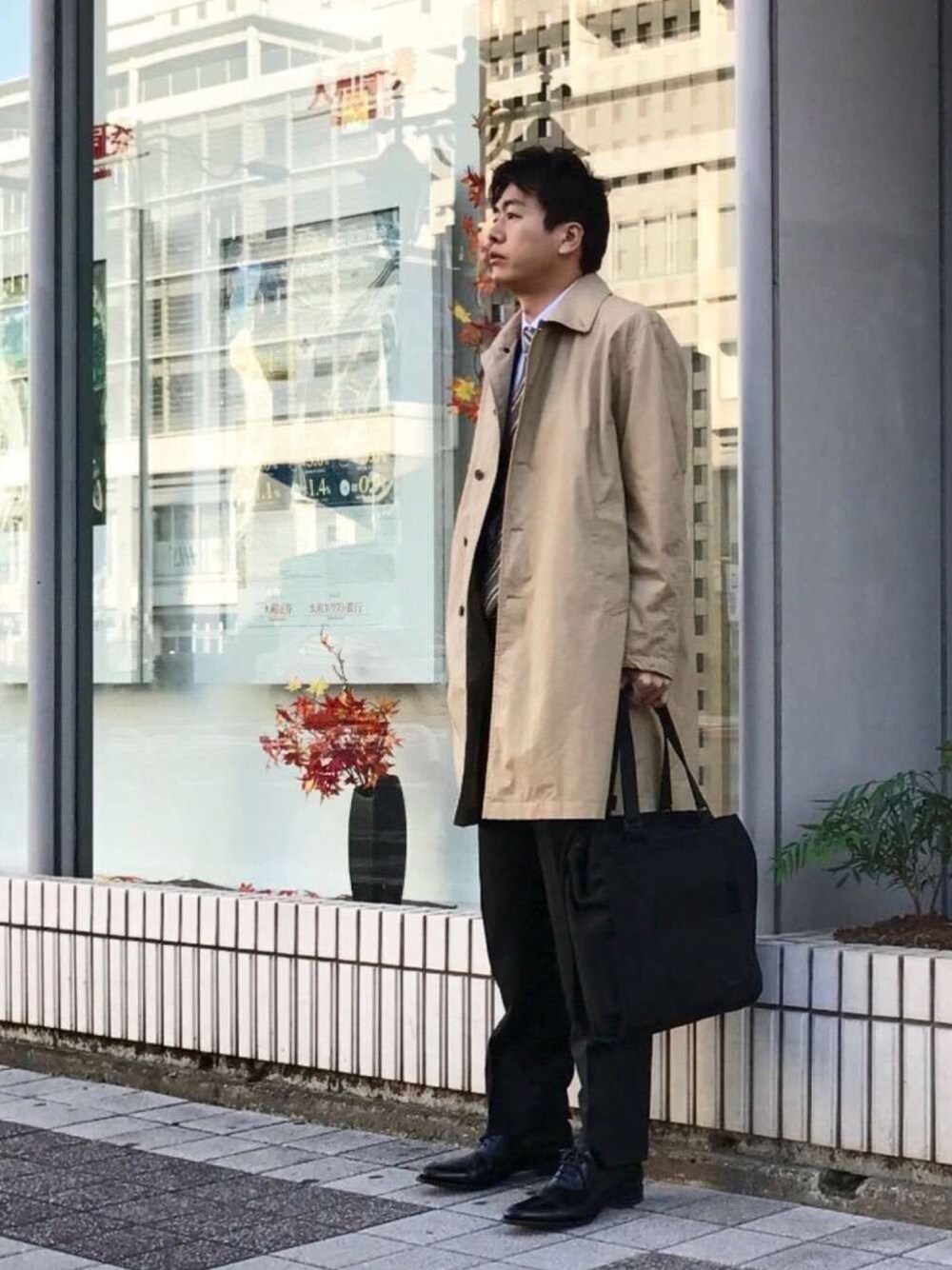 「秋コーデ、スーツ、ステンカラー、ベージュ、ブラック、ネクタイ、ビジネス、革靴、コート、トートバッグ」｜「STILL BY HANDのアイテム（ステンカラーコート、ベージュ系）」を使った、ダイスさん（メンズ・185cm）の秋コーディネートの1枚目の写真