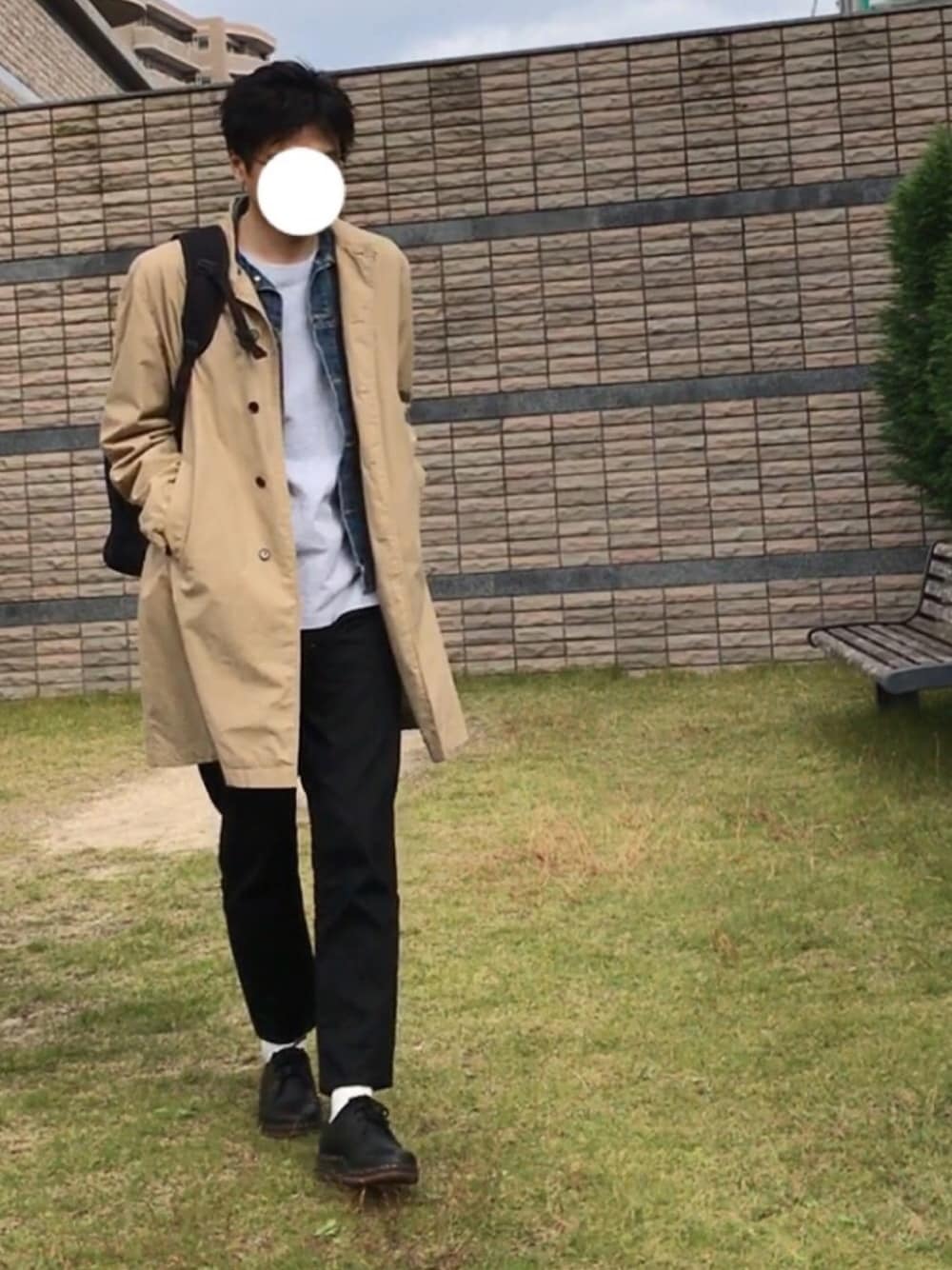 「シンプルコーデ、冬コーデ、オトナカジュアル、黒、きれいめカジュアル、秋、Dr.Martens、秋のコーデ、カジュアルコーデ、ステンカラーコート」｜「STILL BY HANDのアイテム（ステンカラーコート、ベージュ系）」を使った、ダイスさん（メンズ・185cm）の秋コーディネートの1枚目の写真