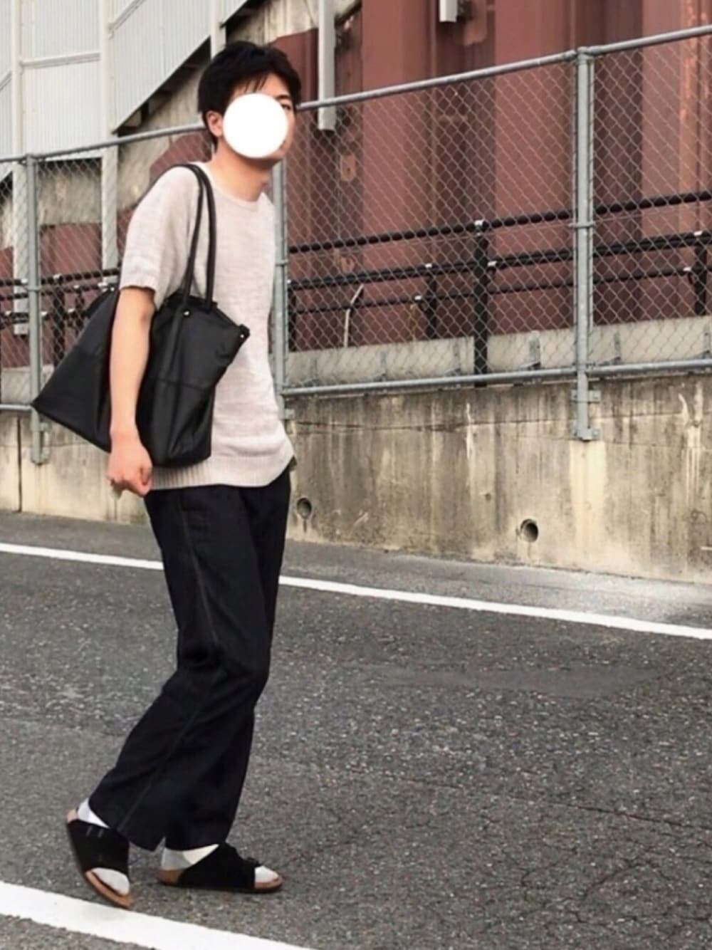 「シンプルコーデ、夏コーデ、カジュアル、サンダル、ビルケンシュトック、ワイドパンツ、サマーニット、トートバッグ、タンクトップ、G-SHOCK」｜「NANO universeのKing Medal(キング メダル)/プレーンレザートートバッグ（トートバッグ、ブラック系）」を使った、ダイスさん（メンズ・185cm）の夏コーディネートの1枚目の写真