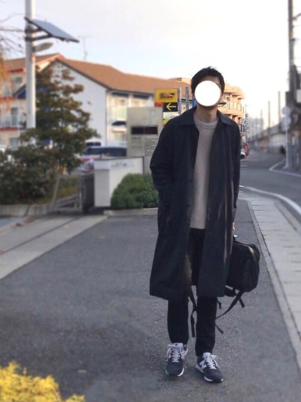 「ニット、スキニー、スニーカー、コート、シンプル、ブラック、秋のコーデ、ネイビー、グレー、デニム」｜「YAECAのアイテム（ステンカラーコート、ブルー系）」を使った、ダイスさん（メンズ・185cm）の秋コーディネートの1枚目の写真