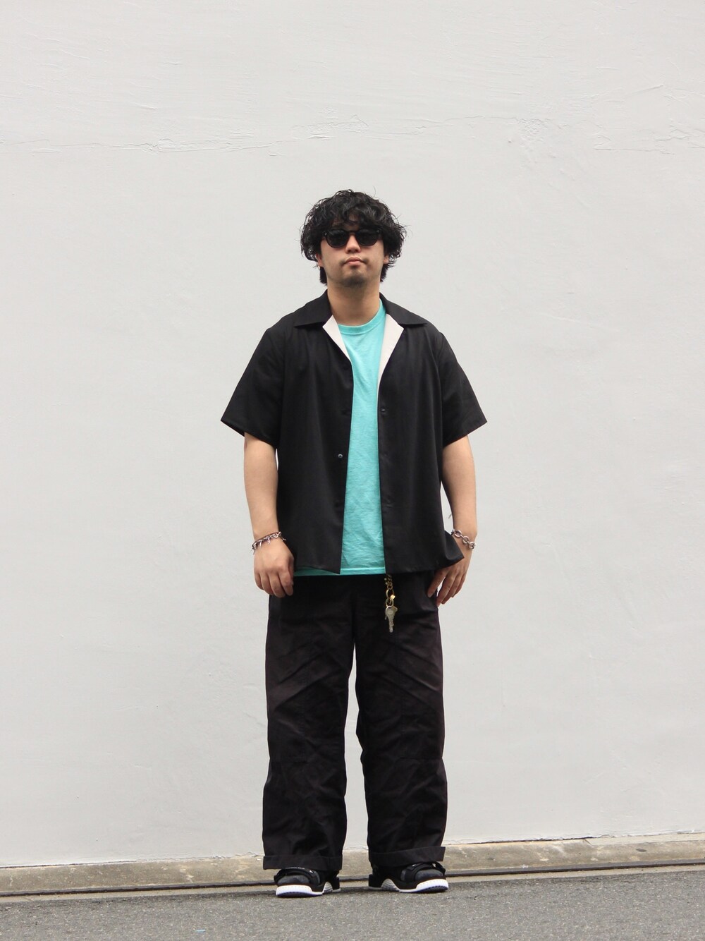 ブラック系のシャツ/ブラウス、ブラック系のサンダルを着用したメンズの春コーディネートの1枚目の写真