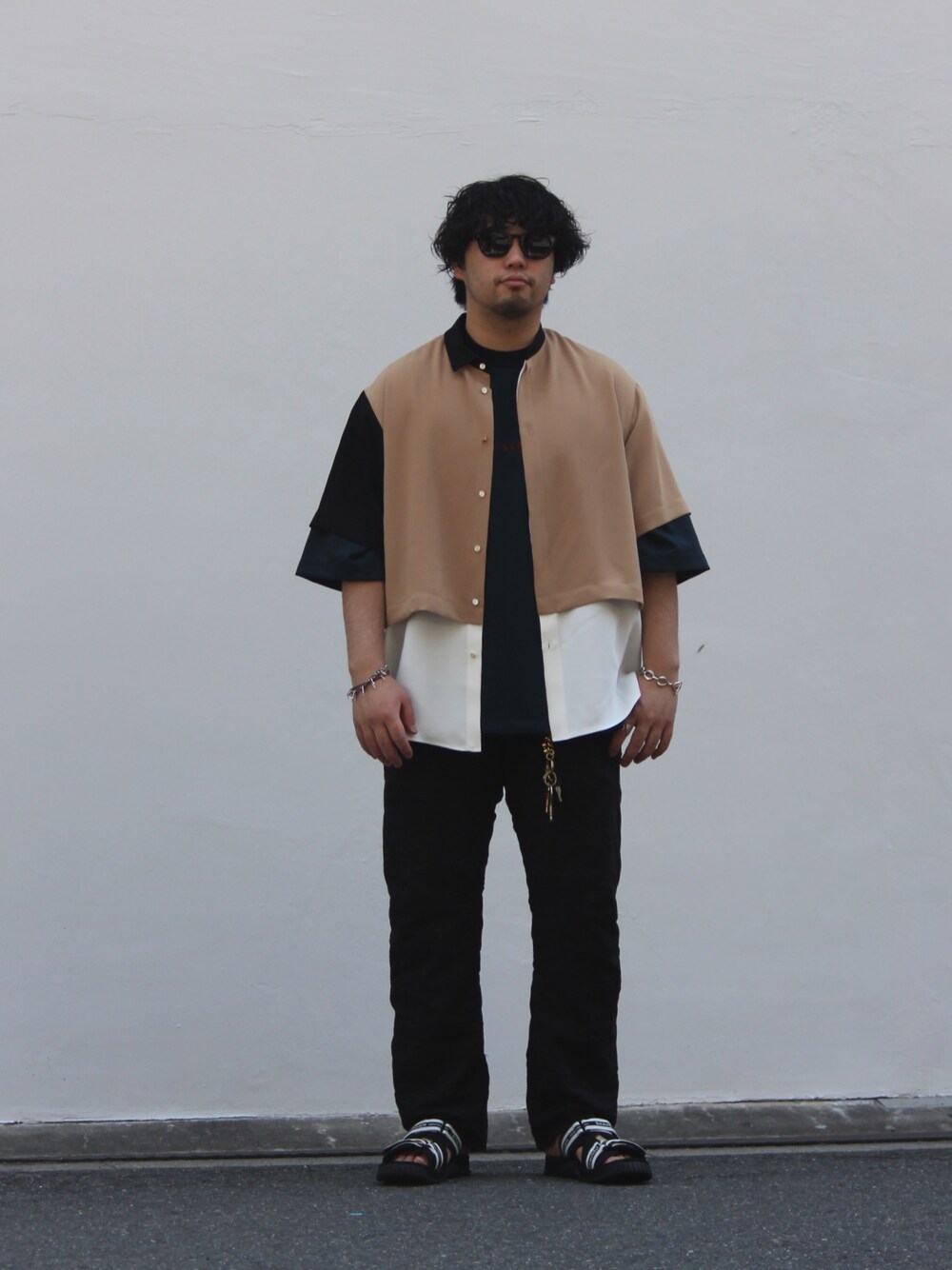 ベージュ系のシャツ/ブラウス、ブラック系のサンダルを着用したメンズの春コーディネートの1枚目の写真