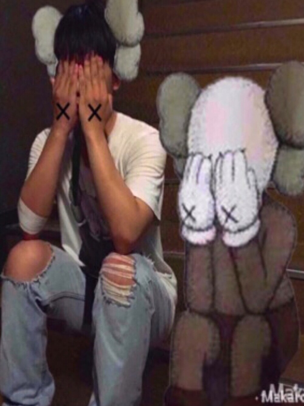 「kaws、kaws×uniqlo、ユニクロ、シンプルコーデ、ダメージジーンズ、KAWSポーズ、夏、泣く、寂しい」｜「ATTENTIONのアイテム（デニムパンツ、ブルー系）」を使った、やすさん（メンズ・160cm）の冬コーディネートの1枚目の写真