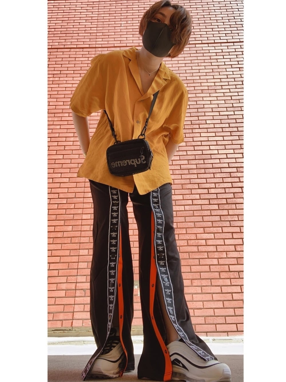 ブラック系のバッグ、その他のパンツ、その他のスニーカーを着用したレディースの秋コーディネートの1枚目の写真