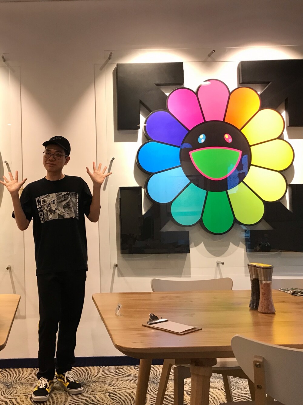 「ootd、日系、cavempt、palace、ART、streetwear、street」｜「off whiteのアイテム（インテリア、その他）」を使った、Charles Lamさん（メンズ・175cm）の春コーディネートの1枚目の写真