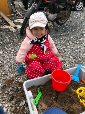 「砂遊び」｜「アイテム（サロペット/オーバーオール）」を使った、ERIさん（キッズ・80cm）の春コーディネート