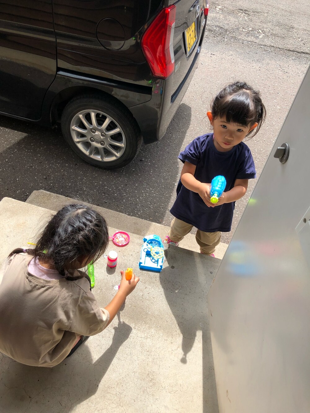 「おんなのこコーデ、しゃぼんだま、お友達と、ブラック、ベージュ、カーゴパンツ、友達の家」｜「b・ROOMのサイドプリーツ半袖Tシャツ（Tシャツ/カットソー、ブルー系）」を使った、ERIさん（キッズ・90cm）の夏コーディネートの1枚目の写真