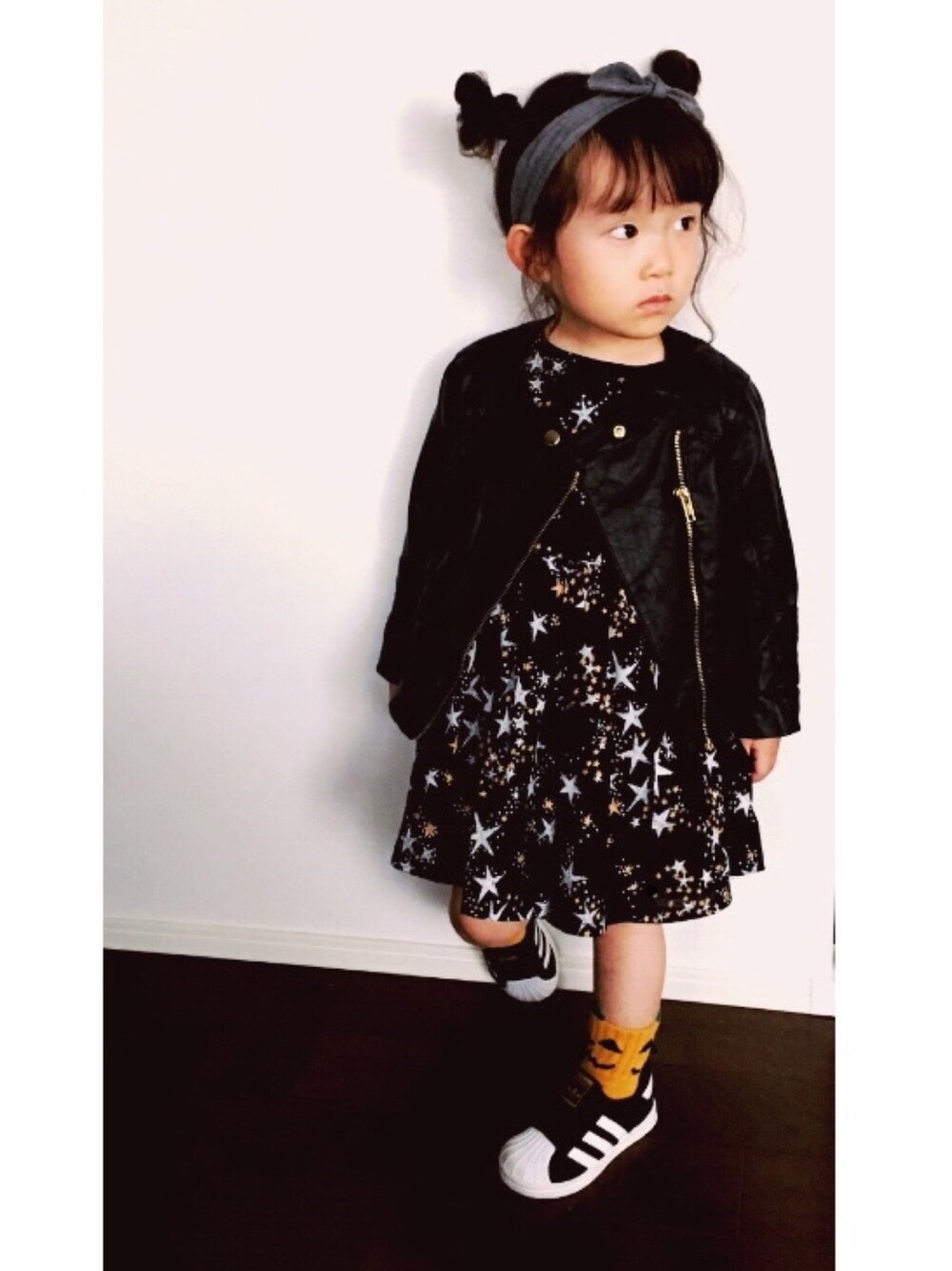 「wearhalloween2018、キッズファッション、おしゃれさんと繋がりたい、キッズコーデ、H&M、ライダース、おんなのこ、女の子、3歳、ハロウィン」｜「H&Mのアイテム（ライダースジャケット、ブラック系）」を使った、　Ran   さん（キッズ・90cm）の秋コーディネートの1枚目の写真