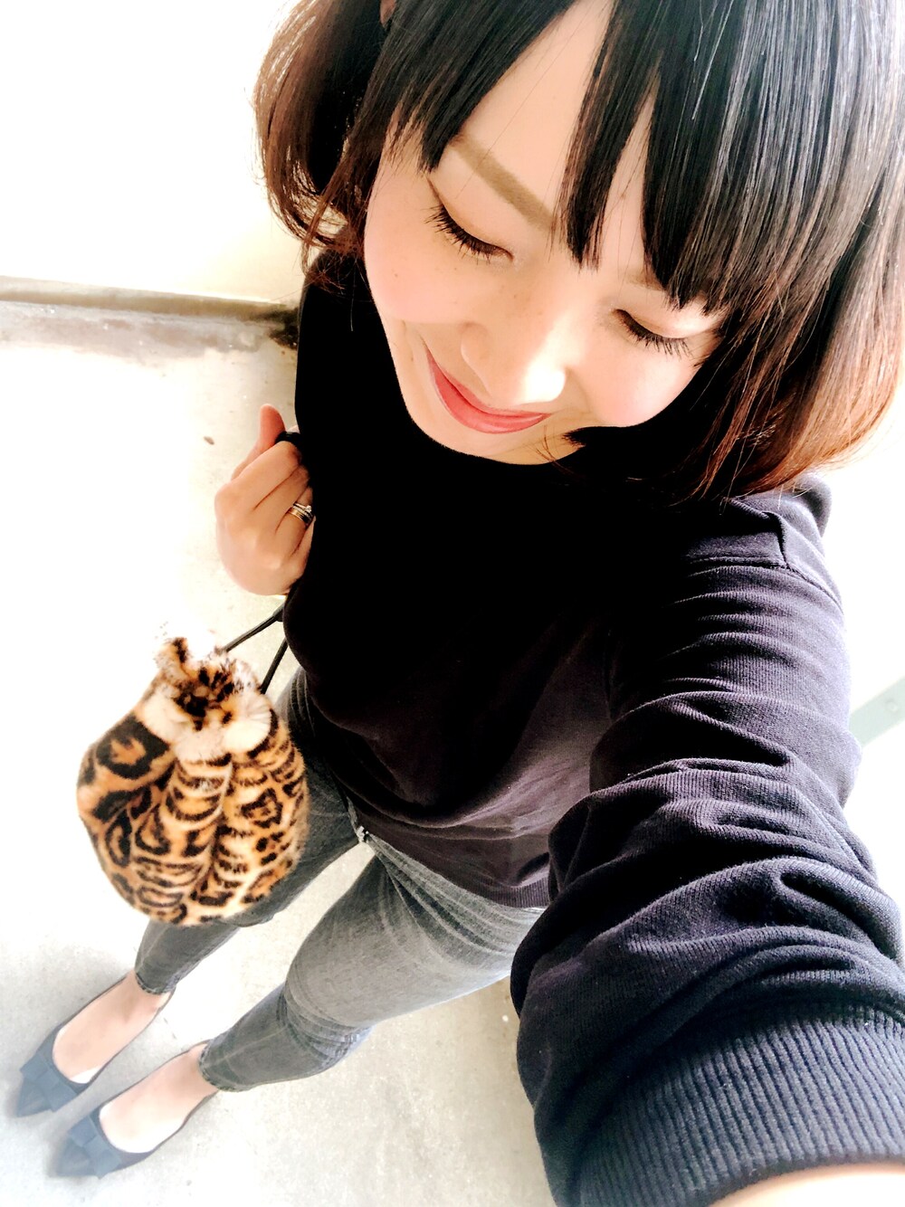「ヒョウ柄バッグ、ひょう柄、秋のコーデ、プチプラ、ブラックコーデ、ワントーンコーデ、ママコーデ、シンプルコーデ、ブラックデニム」｜「ZAKKA-BOXのアイテム（バッグ、その他）」を使った、yuzuuu〜♡さん（キッズ・100cm）の秋コーディネートの1枚目の写真
