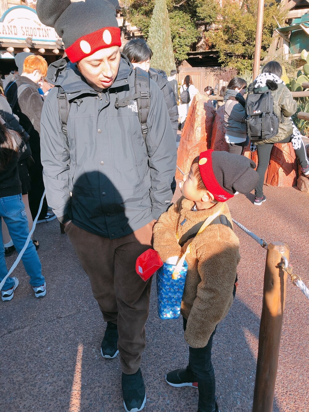 「disney、ディズニー、パンツスタイル、パパコーデ、息子、リンクコーデ、冬コーデ、カジュアル、モコモコアウター、茶色」｜「THE NORTH FACEのMOUNTAIN JACKET（マウンテンパーカー、ブラック系）」を使った、yuzuuu〜♡さん（レディース・158cm）の冬コーディネートの1枚目の写真