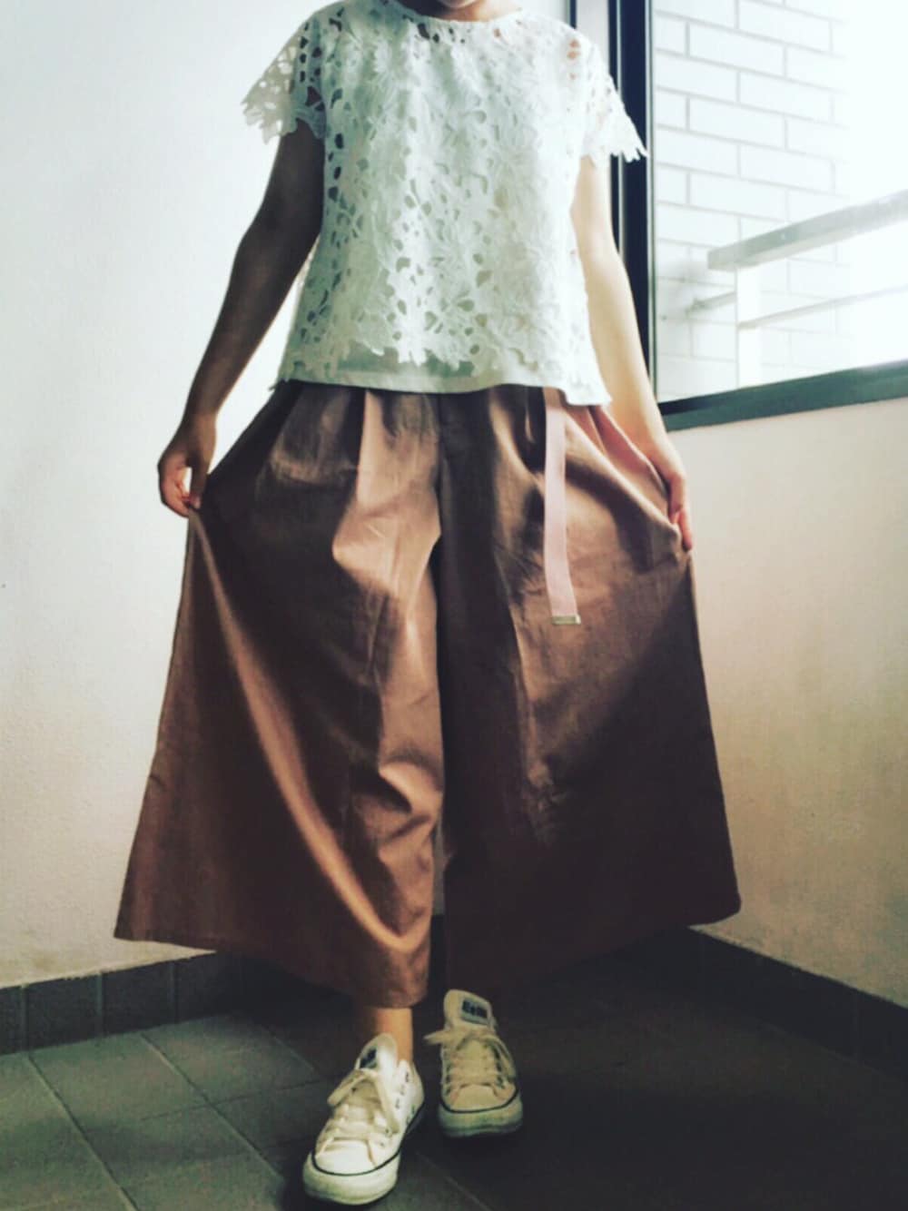 ホワイト系のスニーカー、ピンク系のその他パンツ、ホワイト系のシャツ/ブラウスを着用したレディースの夏コーディネートの1枚目の写真