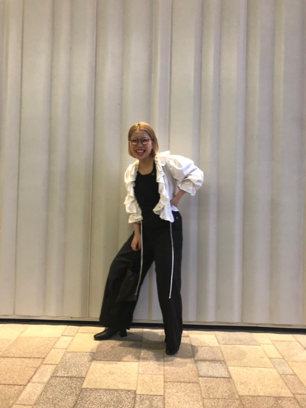 「シンプルコーデ、オトナカジュアル、カジュアルコーデ、楽チンコーデ、休日スタイル、おしゃれさんと繋がりたい、黒、オーバーサイズ、ootd、ゆるコーデ」｜「MALION vintageのアイテム（シャツ/ブラウス、ホワイト系）」を使った、pug_puqさん（レディース・160cm）の夏コーディネートの1枚目の写真