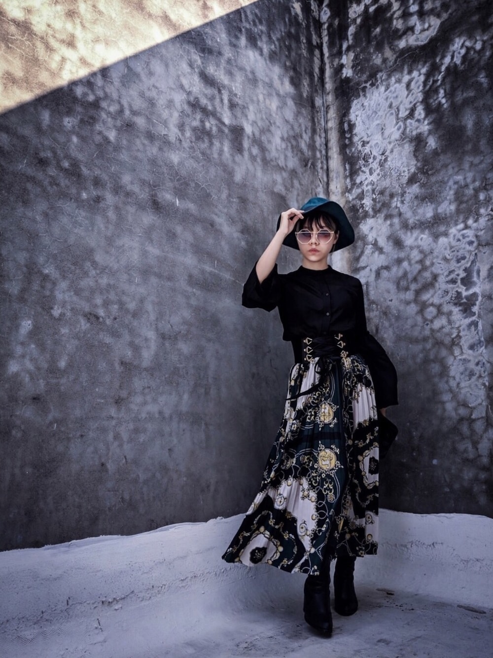 「ootd、wiwt、fashion、洋裝、女人味、復古、autumn、lookbook、classic、STYLE」｜「Something Borrowedのアイテム（シャツ/ブラウス、ブラック系）」を使った、imsycさん（レディース・155cm）の秋コーディネートの1枚目の写真