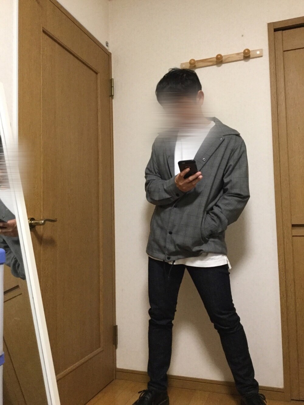 ブラック系のドレスシューズ、ブルー系のデニムパンツ、ホワイト系のTシャツ/カットソーを着用したメンズの春コーディネートの1枚目の写真