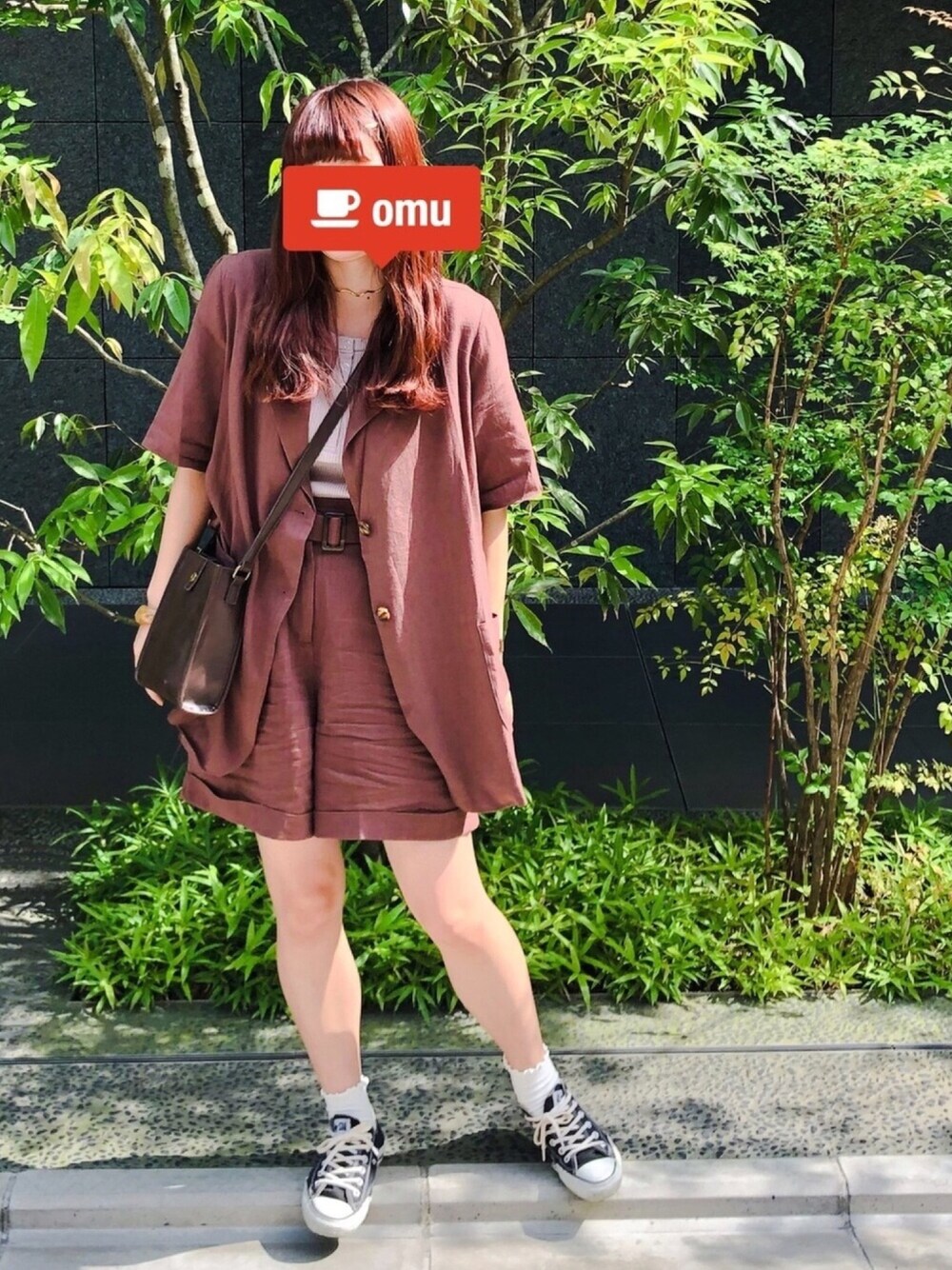 「セットアップ、リネン、ジャケット、ショートパンツ、リエディ、コンバース、ブラウン、ブラウンコーデ、レイジブルー」｜「CONVERSEのCONVERSE / CVS ALL STAR OX（スニーカー、ブラック系）」を使った、おむさん（レディース・162cm）の秋コーディネートの1枚目の写真