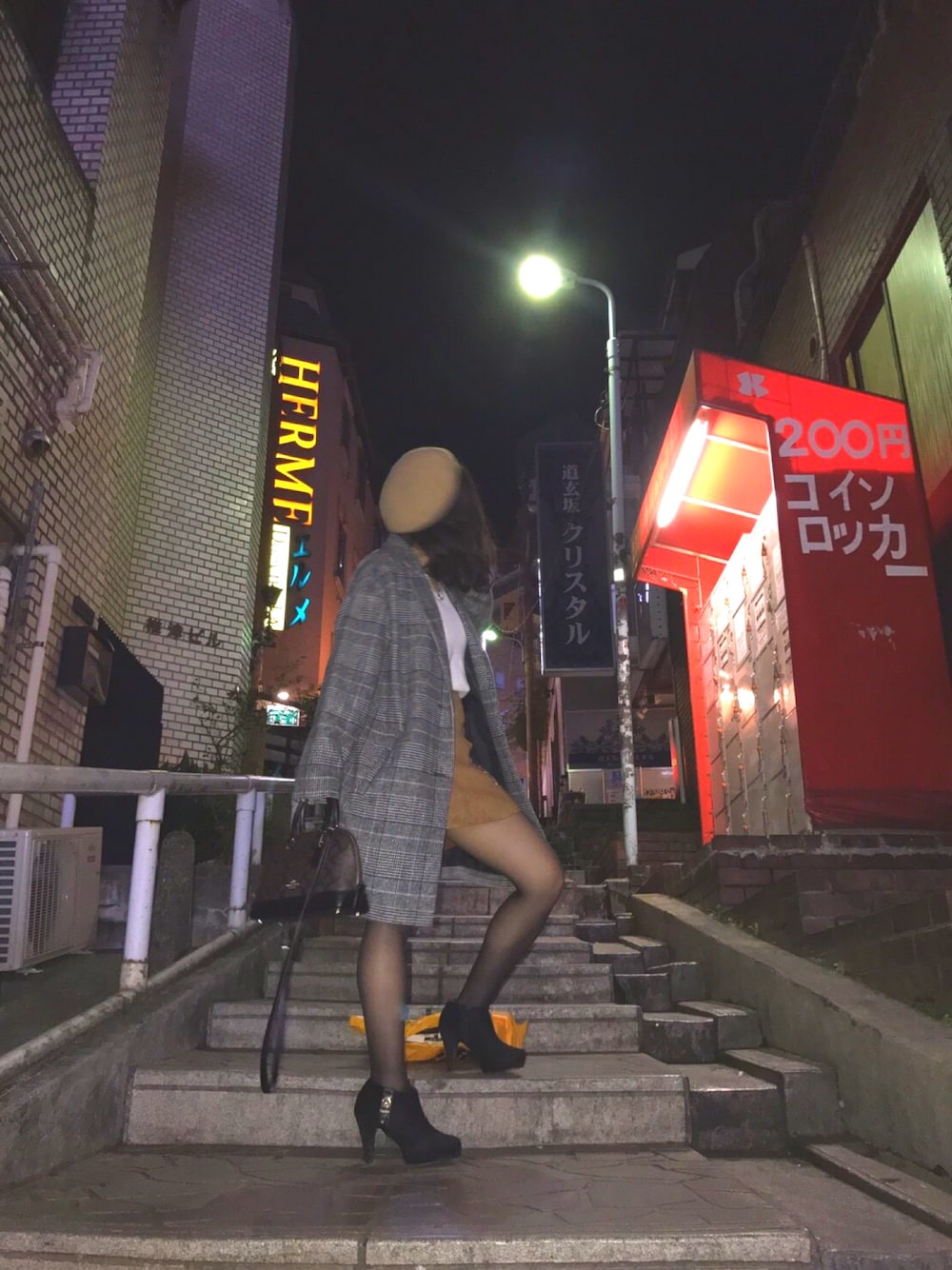 「冬コーデ、秋冬コーデ、デートコーデ、男ウケ、プチプラコーデ、タイトスカート、ロングコート、ベレー帽」｜「GUのアイテム（ハンチング/ベレー帽、ブラウン系）」を使った、えりかっちょさん（レディース・155cm）の秋コーディネートの1枚目の写真