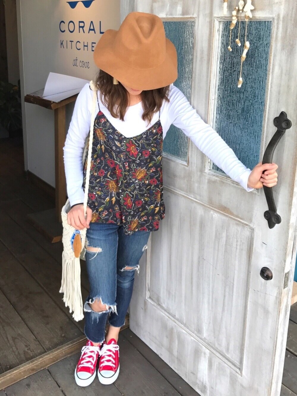「休日スタイル、ママコーデ、オトナカジュアル、Ungrid、赤コンバース、ootd、ダメージデニムパンツ、花柄、フリンジバッグ、カジュアルコーデ」｜「Ungridのフラワープリントキャミ（シャツ/ブラウス、ブルー系）」を使った、027_lei_alohaさん（レディース・156cm）の春コーディネートの1枚目の写真