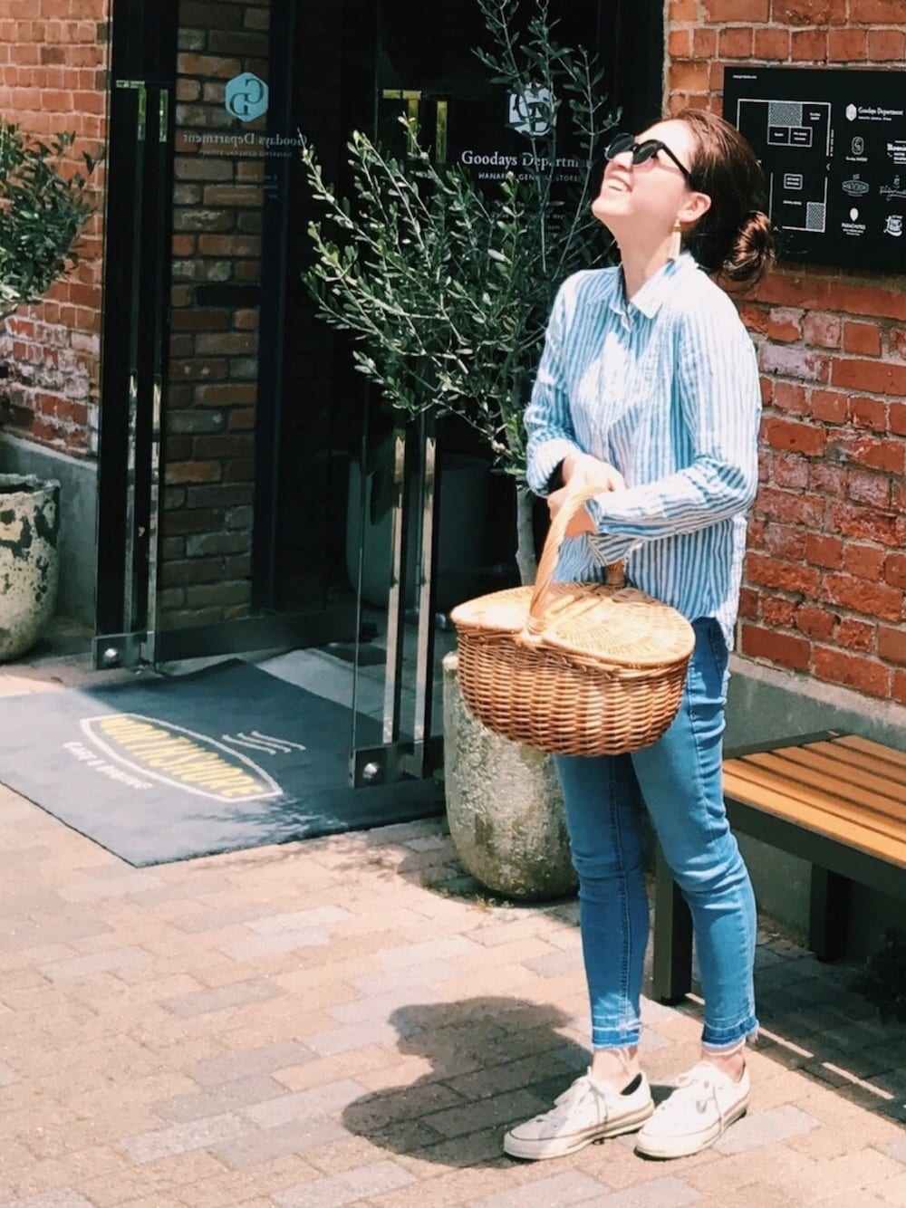 「休日スタイル、ootd、ストライプシャツ、オトナカジュアル、ママコーデ、ザラジョ、UNIQLO、おだんごヘアー、カジュアルコーデ、かごバッグ」｜「UNIQLOのプレミアムリネンストライプシャツ（長袖）（シャツ/ブラウス、ブルー系）」を使った、027_lei_alohaさん（レディース・156cm）の春コーディネートの1枚目の写真