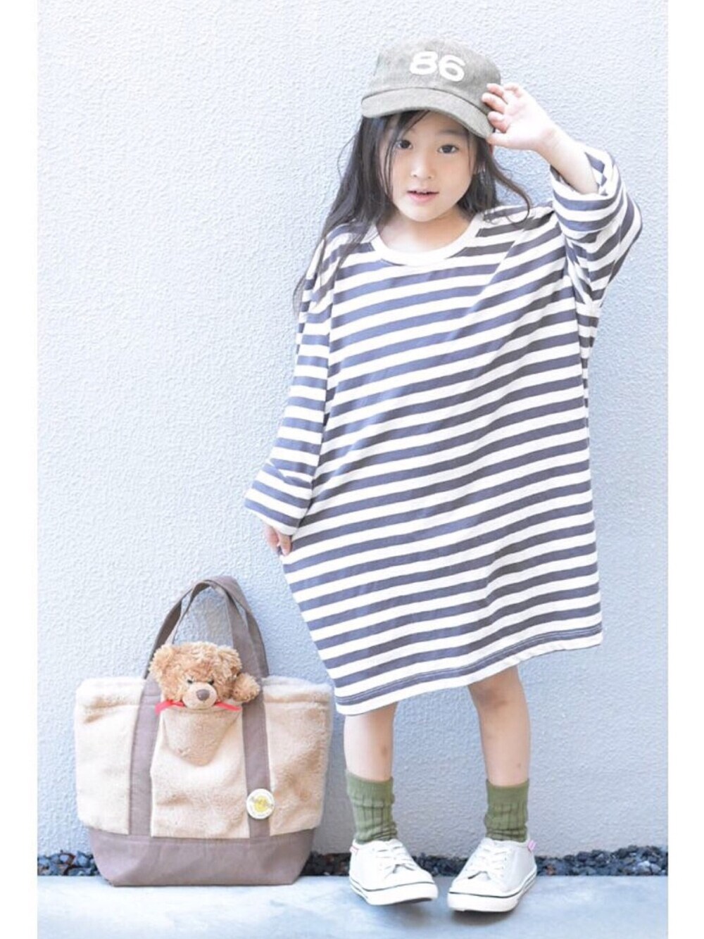 「ワンピース、Tシャツ、カジュアル、シンプル、プチプラ、スニーカー、キャップ、キッズコーデ、ゆるコーデ、ootd」｜「DAISOのアイテム（キャップ、グリーン系）」を使った、sachinoさん（キッズ・100cm）の秋コーディネートの1枚目の写真
