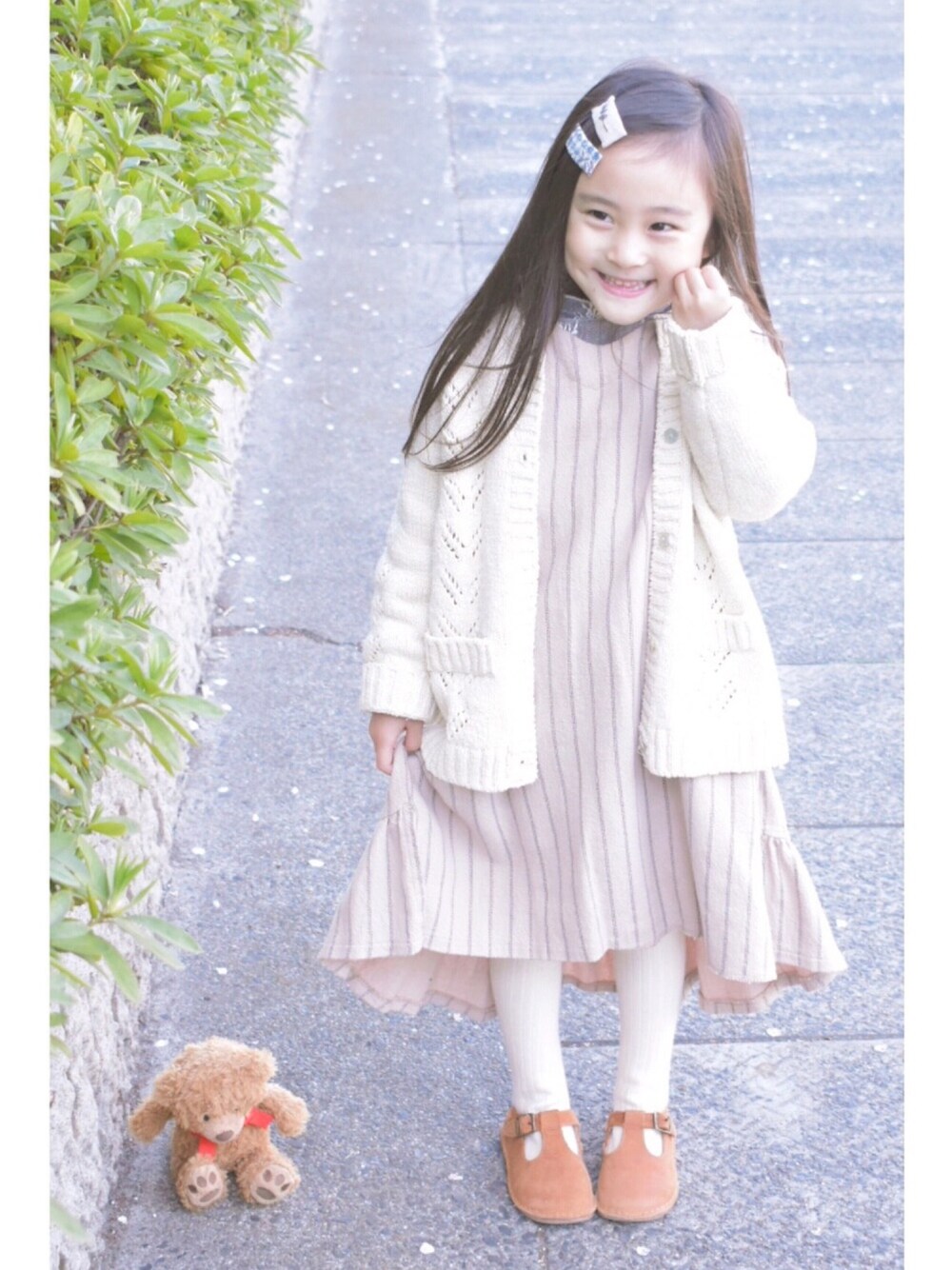 「ワンピース、カーディガン、レイヤードスタイル、ナチュラル、女の子コーデ、ゆるコーデ、エクリュ、おしゃれさんと繋がりたい、キッズコーデ、ootd」｜「fiolleo.14のアイテム（シャツワンピース、ブルー系）」を使った、sachinoさん（キッズ・100cm）の春コーディネートの1枚目の写真