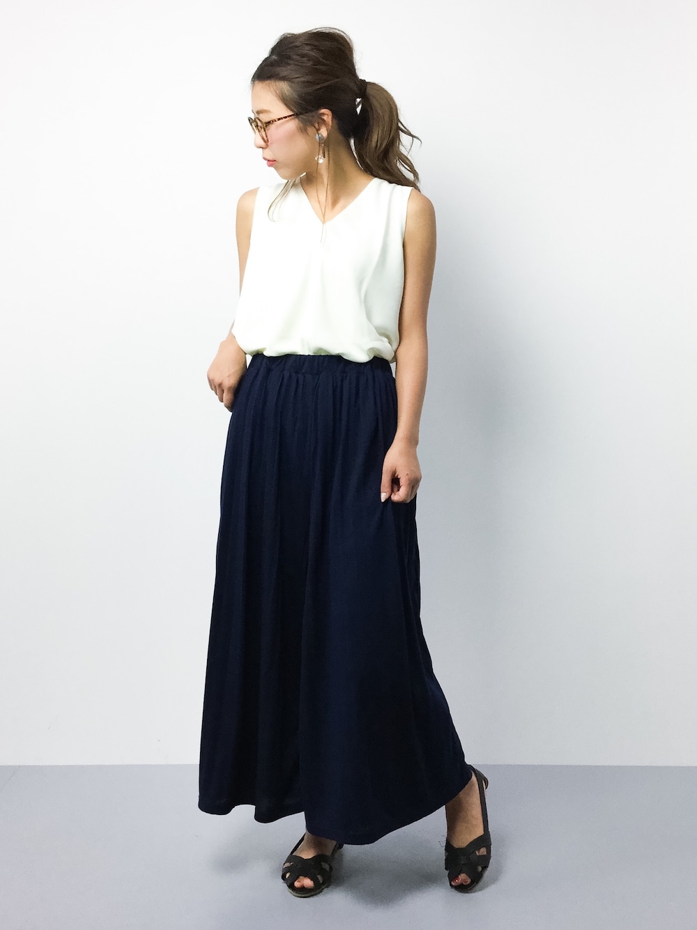 ホワイト系のシャツ/ブラウス、ブルー系のその他パンツを着用したレディースの春コーディネートの1枚目の写真