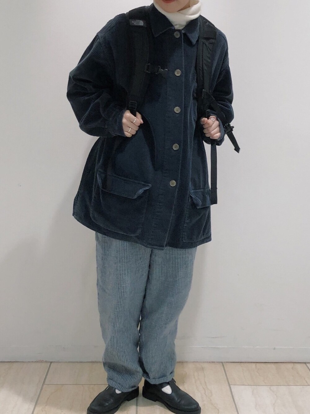「カバーオール、コーデュロイ、コーデュロイジャケット、古着、used、チェックパンツ、タートルネック、革靴、イージーパンツ」｜「古着のアイテム（カバーオール、ブルー系）」を使った、sbeさん（レディース・153cm）の冬コーディネートの1枚目の写真