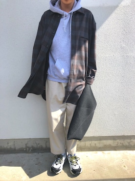 「URU（ウル）のアイテム（シャツ/ブラウス、グレー系）」を使った、U1さん（メンズ・175cm）の春コーディネート