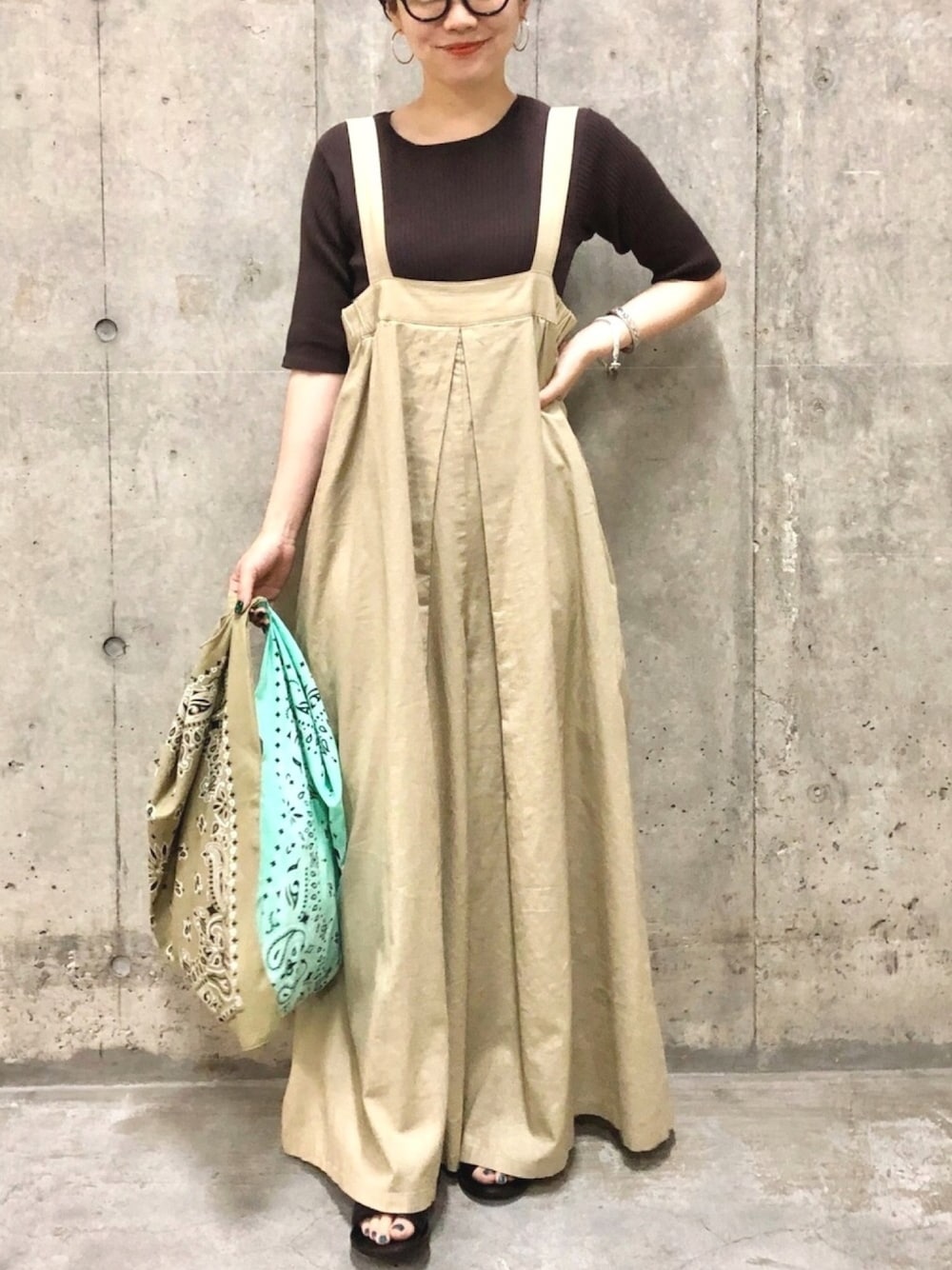 リネンコットンタックワイドサロペットを使ったショップスタッフの人気