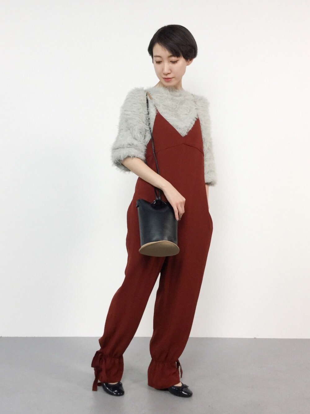 「ファー、ニット、ショルダーバッグ、サロペット、オレンジ、もこもこ、ファートップス、バケツバッグ、すそ絞りパンツ、6roku」｜「BEAUTY&YOUTH UNITED ARROWSの＜6(ROKU)＞GEORGETTE ALL IN ONE/ｵｰﾙｲﾝﾜﾝ（つなぎ/オールインワン、オレンジ系）」を使った、MIKUさん（レディース・157cm）の冬コーディネートの1枚目の写真