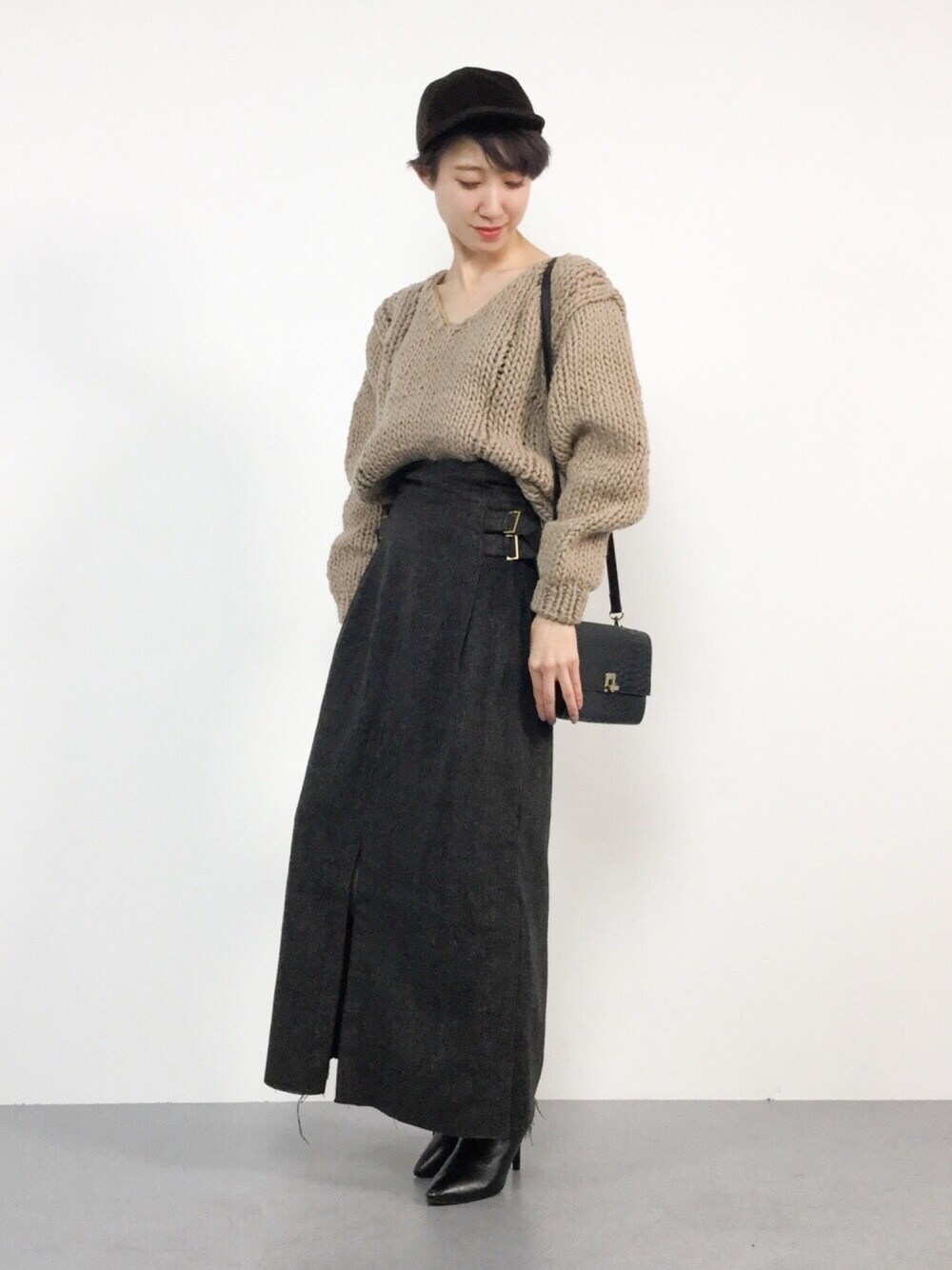 「ニット、スカート、キャップ、Vネック、ハイウエスト、Kastane、KIJIMA TAKAYUKI、ざっくりニット、TODAYFUL、カットオフ」｜「Kastaneのツイードベルトスカート（スカート、ブラウン系）」を使った、MIKUさん（レディース・157cm）の冬コーディネートの1枚目の写真