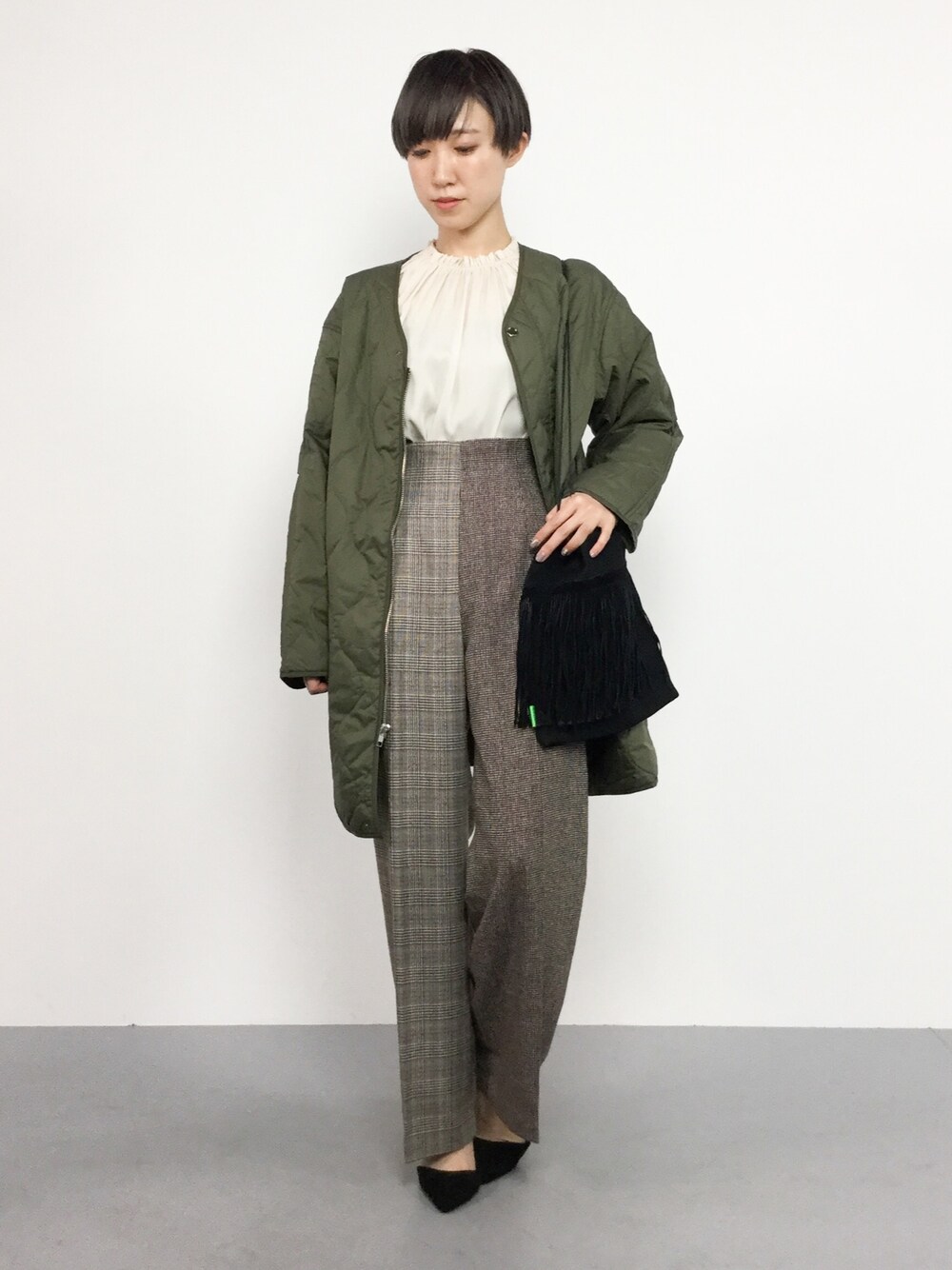 「ブラウス、ツイード、キルティング、SLY、ハイウエスト、ワイドパンツ、シフォン、nano・universe、laboratory work(laboratory work)、ギャザーブラウス」｜「SLYのGUN CLUB CHECK HW WIDE PT（その他パンツ、ブラウン系）」を使った、MIKUさん（レディース・157cm）の冬コーディネートの1枚目の写真