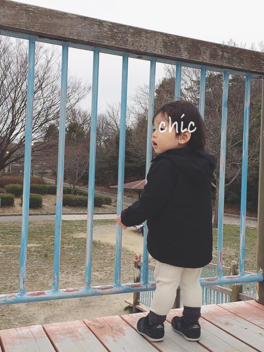 「公園、男の子、マウンテンパーカー、モノトーン、レギンス、1歳7ヶ月、シンプル」｜「quoti use fithのマウンテンパーカー（マウンテンパーカー、ブラック系）」を使った、Ryo-chicさん（キッズ・80cm）の春コーディネートの1枚目の写真