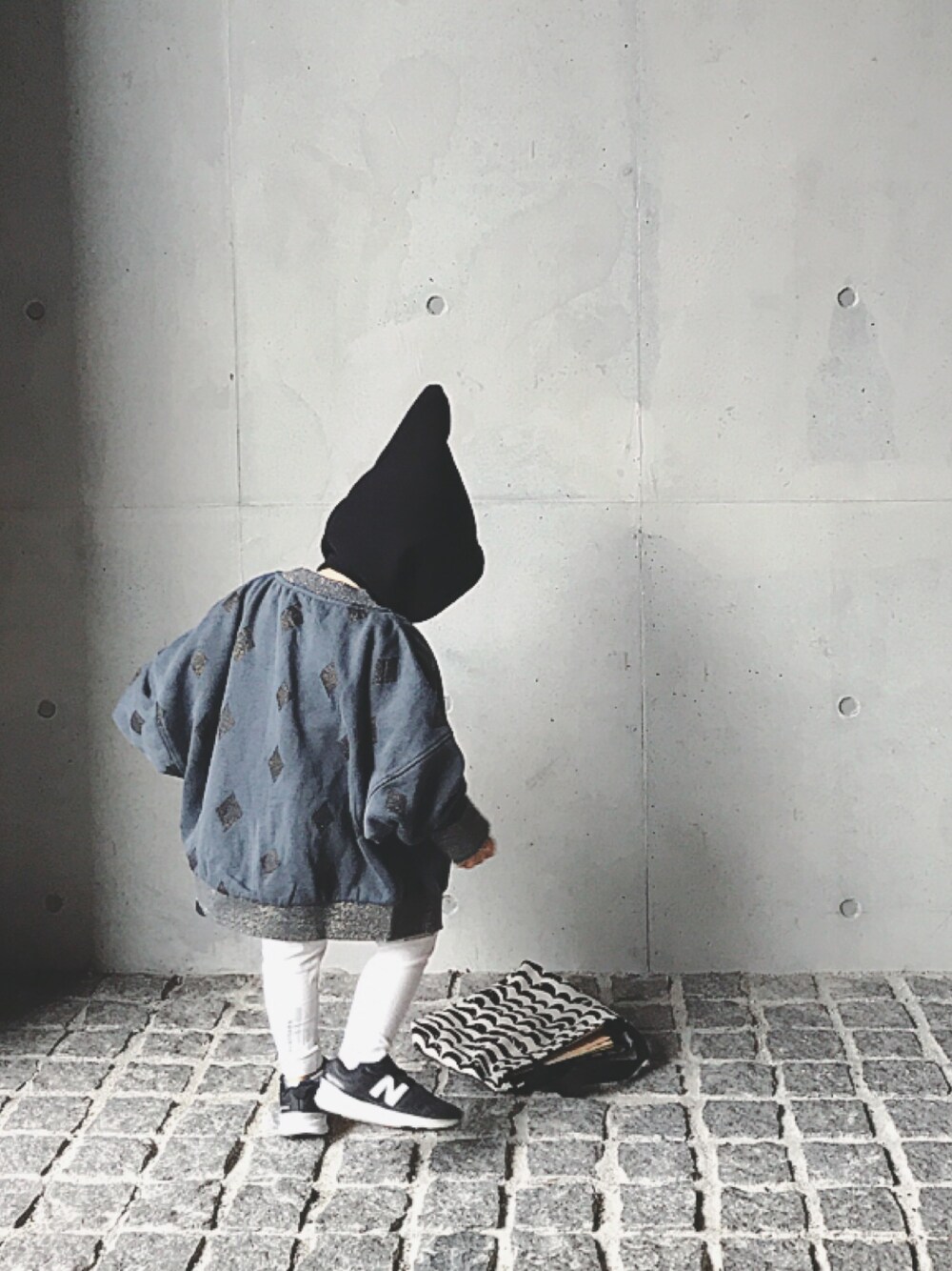 「キッズコーデ、男の子、秋のコーデ、ハンドメイド、bobochoses、tinycottons、New Balance、オーバーサイズ、スウェットブルゾン」｜「Handmadeのアイテム（帽子、ブラック系）」を使った、Ryo-chicさん（キッズ・90cm）の秋コーディネートの1枚目の写真