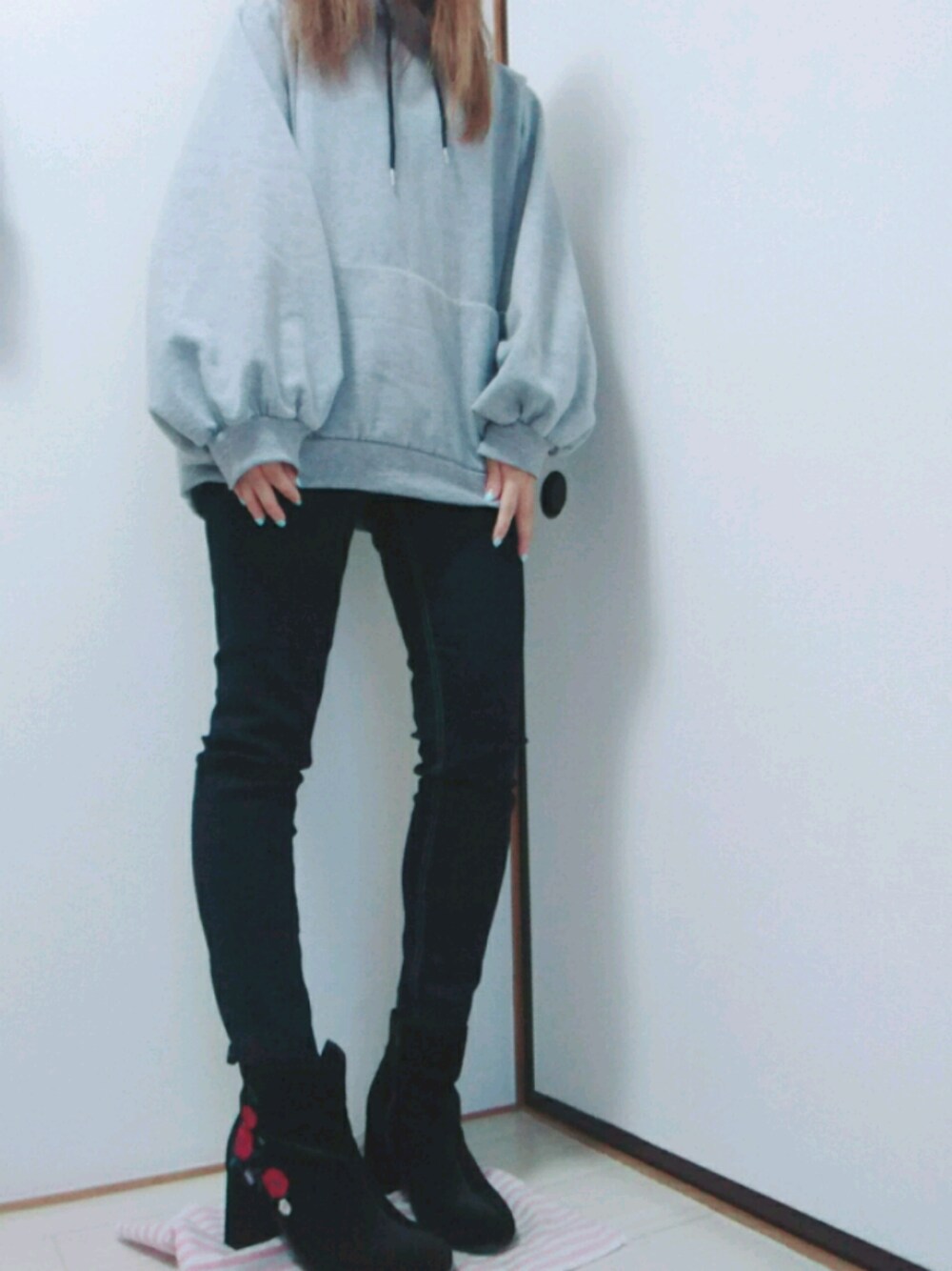 「GRL、WEGO、出勤コーデ、おしゃれさんと繋がりたい、おしゃれになりたい、ブラック、グレー、パーカー、スキニーデニム」｜「WEGOのWEGO/刺繍ベロアブーツ（ブーツ、ブラック系）」を使った、mi♡*さん（レディース・157cm）の冬コーディネートの1枚目の写真